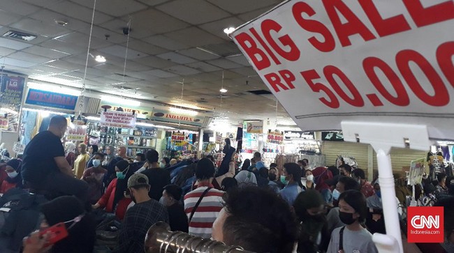 Pasar Tanah Abang terakhir beroperasi Rabu (12/5) besok, selanjutnya akan ditutup hingga 18 Mei mendatang.