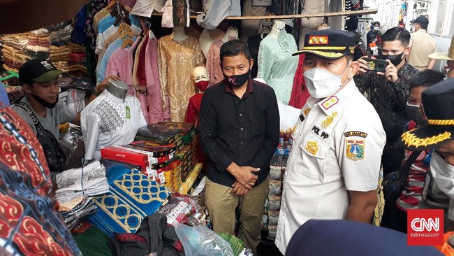 Satpol PP awasi aktivitas di Pasar Tanah Abang, Sabtu (8/5). Kepada pedagang yang bandel dan tidak mengindahkan aturan, petugas akan beri tindakan.