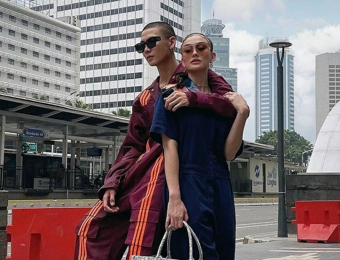 Sosok Adam Rosyadi kini tengah menarik perhatian warganet. Pasalnya, ia dikabarkan tengah dekat dengan penyanyi kebanggaan tanah air, Agnez Monica. Beberapa kali ia terlihat mengunggah potret mesra dengan Agnezmo. (Foto: instagram.com/adamrxsydi)