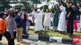 Terjaring di Suramadu, Rombongan Berjubah Putih Teriak Berdoa