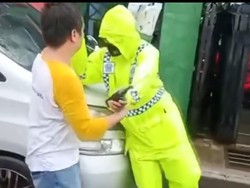 Momen Anggota DPRD Malut Tabrak Polantas Saat Ditindak