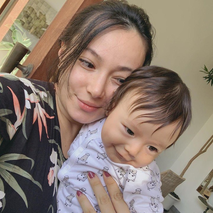 <p>Artis cantik Asmirandah melahirkan seorang bayi perempuan pada 25 Desember 2020 lalu, Bunda. Putri kecilnya itu diberina nama Chloe Emmanuelle Van Mattimena. (Foto: Instagram: @asmirandah89)</p>