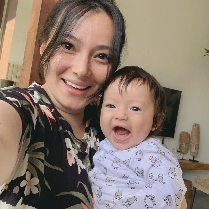 <p>Meski belum genap berusia 5 bulan, baby Chloe sudah ekspresif banget nih, Bunda. Ia seperti sudah siap ikuti jejak Ayah dan Bundanya untuk terjun ke dunia akting. (Foto: Instagram: @asmirandah89)</p>