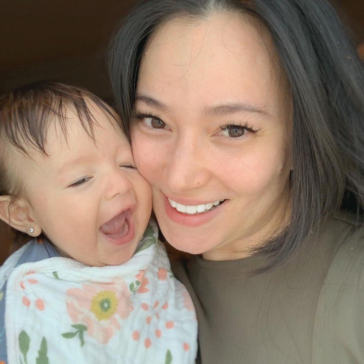 <p>Enggak cuma itu, ekspresi baby Chloe juga terlihat sangat ceria, nih. Bisa banget ikuti jejak sang bunda jadi pemain sinetron protagonis. (Foto: Instagram: @asmirandah89)</p>