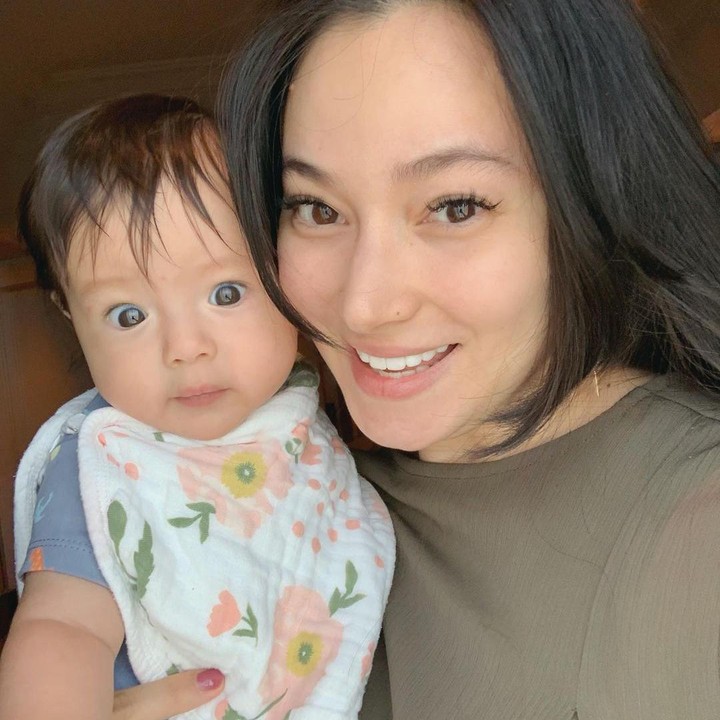 <p>Jangan salah, Bunda. Baby Chloe juga bisa lho menunjukkan ekspresi kaget. Menggemaskan banget, ya! (Foto: Instagram: @asmirandah89)</p>