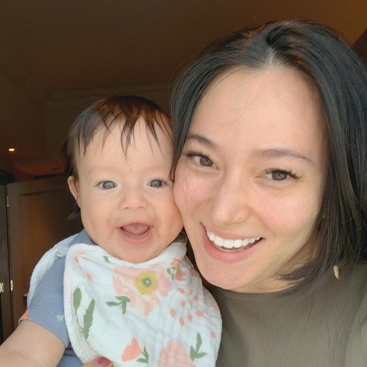 <p>Terlihat kompak, kini baby Chloe dan Asmirandah sama-sama memperlihatkan senyuman sumringah mereka. Sweet banget! (Foto: Instagram: @asmirandah89)</p>