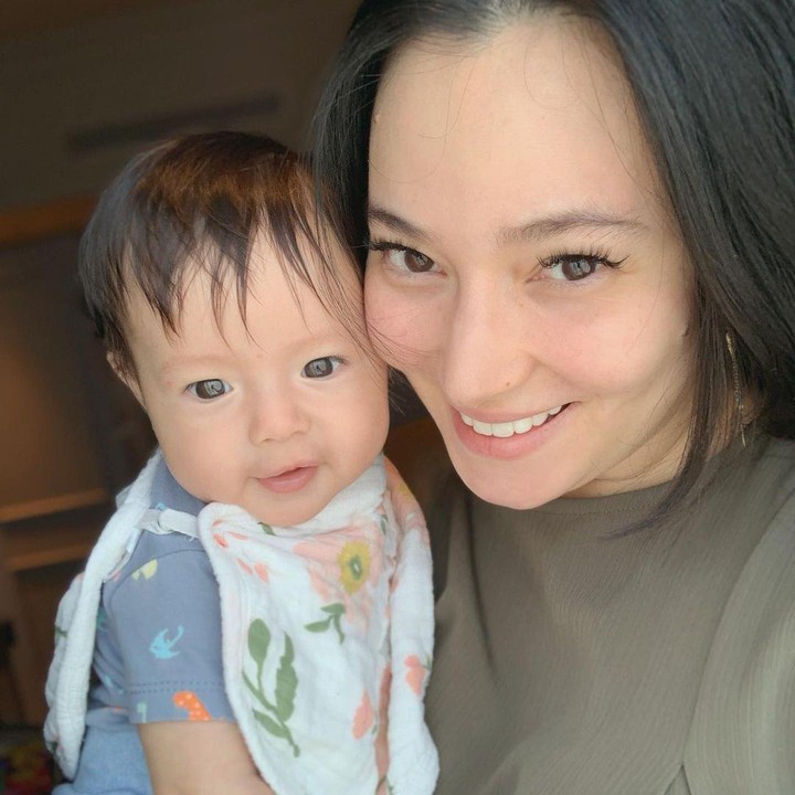 <p>Walau masih kecil, Chloe enggak takut untuk menunjukkan pose nya di kamera lho, Bunda. "Chloe ayo belajar acting," tulis Asmirandah pada kolom caption. (Foto: Instagram: @asmirandah89)</p>