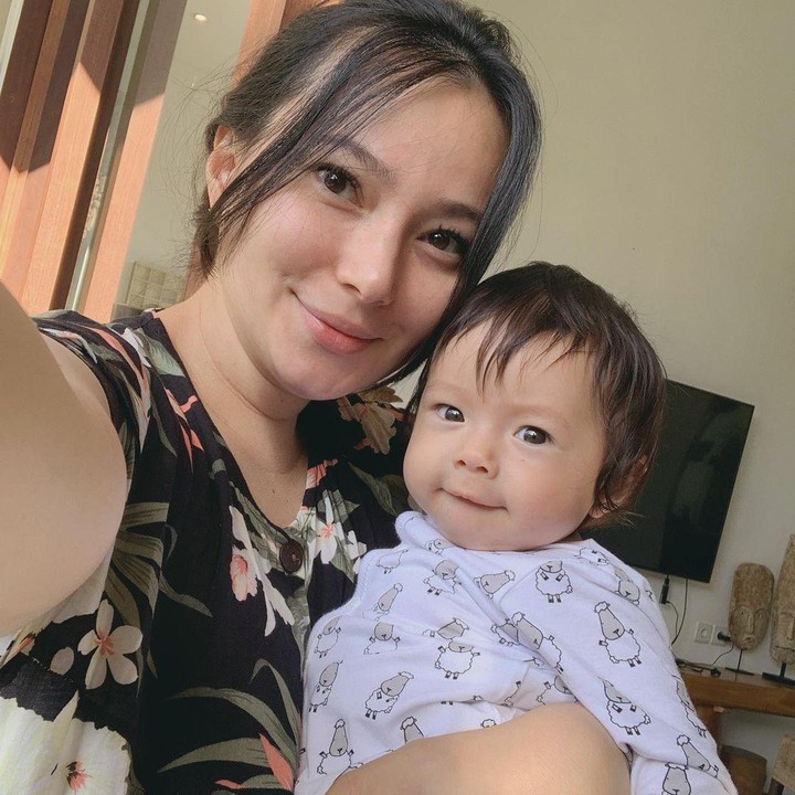 <p>Ekspresi-ekspresi yang ditunjukkan baby Chloe termasuk enggak biasa lho, Bunda. Tatapan baby Chloe bahkan tajam dan menusuk banget, nih. (Foto: Instagram: @asmirandah89)</p>