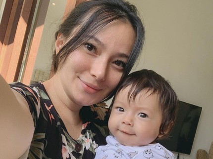 7 Potret Ekspresi Lucu Baby Chloe Anak Asmirandah, Bikin Gemas Bun!