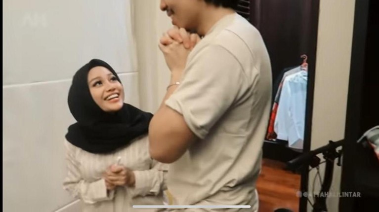 Reaksi keluarga saat Aurel Hermansyah mengumumkan kehamilan pertamanya