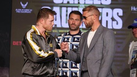 Canelo Kirim Saunders ke Rumah Sakit Karena Kerusakan Mata