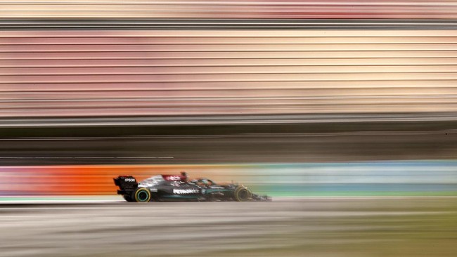 Lewis Hamilton berhasil keluar sebagai pemenang di balapan F1 GP Spanyol usai mengungguli Max Verstappen, Minggu (9/5).
