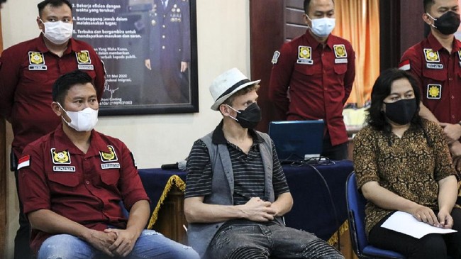 Christopher Kyle Marin, warga negara Kanada yang menggagas kelas orgasme di Bali dideportasi ke negara asalnya, Minggu (9/5).