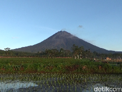 Penampakan Gunung Semeru Usai Luncurkan Lava Pijar