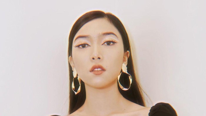 Cantiknya Isyana Sarasvati Bergaya Era 80an