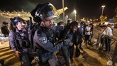 FOTO: Kebrutalan Israel Nodai Lailatul Qadar di Al-Aqsa Warga Palestina di Yerusalem kembali terlibat bentrokan dengan aparat keamanan Israel yang menyerbu kompleks Masjid Al-Aqsa pada Sabtu (9/5).