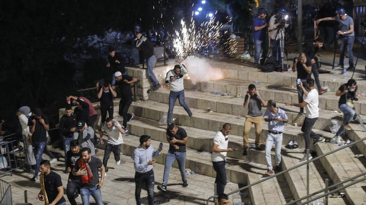 FOTO: Kebrutalan Israel Nodai Lailatul Qadar di Al-Aqsa