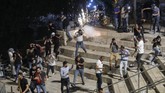 FOTO: Kebrutalan Israel Nodai Lailatul Qadar di Al-Aqsa Warga Palestina di Yerusalem kembali terlibat bentrokan dengan aparat keamanan Israel yang menyerbu kompleks Masjid Al-Aqsa pada Sabtu (9/5).