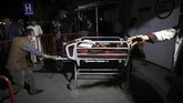 FOTO: Afghanistan Berduka usai Bom Renggut Puluhan Nyawa Sebanyak 58 orang meninggal akibat ledakan bom mobil di luar sekolah Sayed ul Shuhada di Ibu Kota Kabul, Afghanistan.
