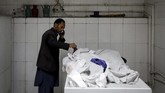 FOTO: Afghanistan Berduka usai Bom Renggut Puluhan Nyawa Sebanyak 58 orang meninggal akibat ledakan bom mobil di luar sekolah Sayed ul Shuhada di Ibu Kota Kabul, Afghanistan.