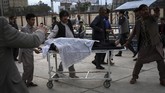 FOTO: Afghanistan Berduka usai Bom Renggut Puluhan Nyawa Sebanyak 58 orang meninggal akibat ledakan bom mobil di luar sekolah Sayed ul Shuhada di Ibu Kota Kabul, Afghanistan.