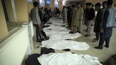 FOTO: Afghanistan Berduka usai Bom Renggut Puluhan Nyawa Sebanyak 58 orang meninggal akibat ledakan bom mobil di luar sekolah Sayed ul Shuhada di Ibu Kota Kabul, Afghanistan.
