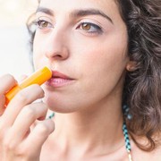 5 Rekomendasi Lipbalm dengan Sensasi Buah-buahan, Bikin Bibir Terasa Segar!