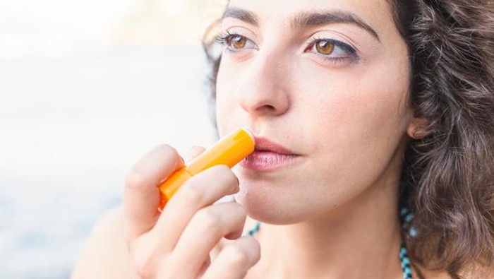 5 Rekomendasi Lipbalm dengan Sensasi Buah-buahan, Bikin Bibir Terasa Segar!
