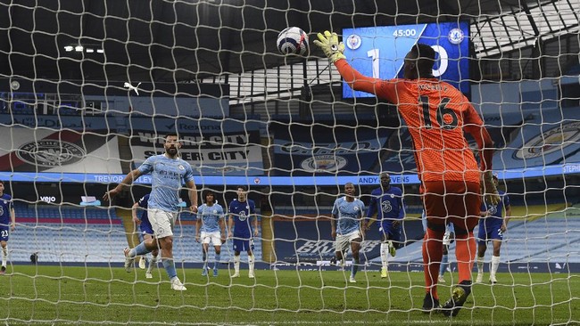 Manchester City belum bisa memastikan gelar Liga Inggris setelah penalti panenka Sergio Aguero gagal menjadi gol di laga lawan Chelsea.