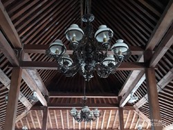 Cara Praktis Bersihkan Lampu Gantung di Rumah