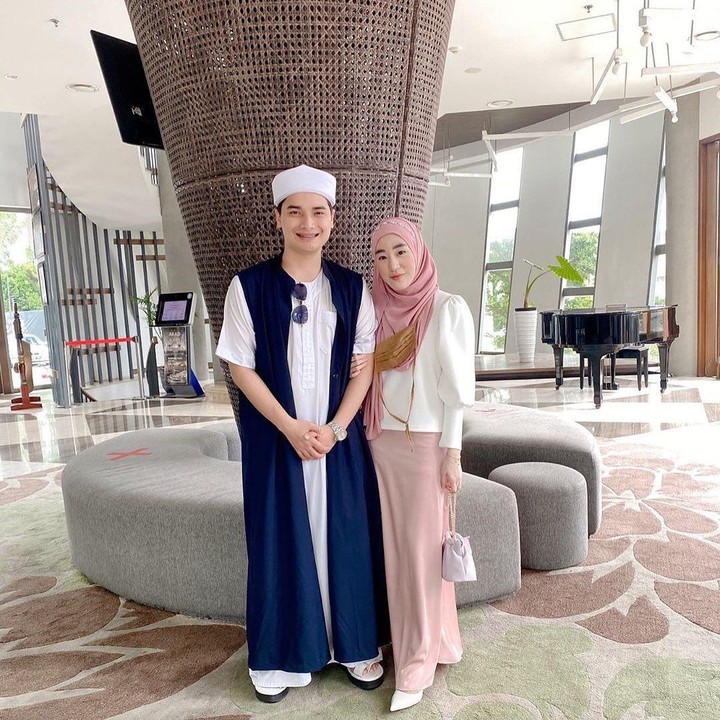 <p>Anak sulung almarhum Ustaz Arifin Ilham, Muhammad Alvin Faiz, kini telah menyandang status suami dari Larissa Chou dan ayah satu anak. "Udah lama gak foto sama bidadari," tulis Alvin di <em>caption</em>. <em>Sweet</em> banget ya... (Foto: Instagram @alvin_411)</p>