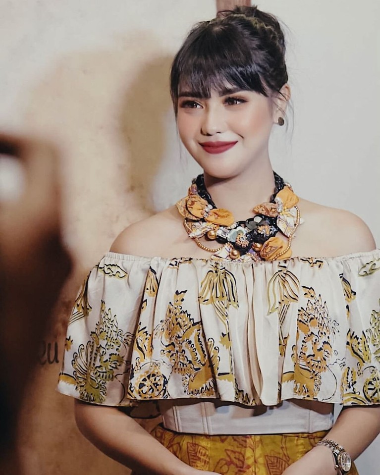 Mytha Lestari geram saat anaknya di bully oleh netizen karena memiliki hidung pesek. Yuk kita intip potret Mytha!