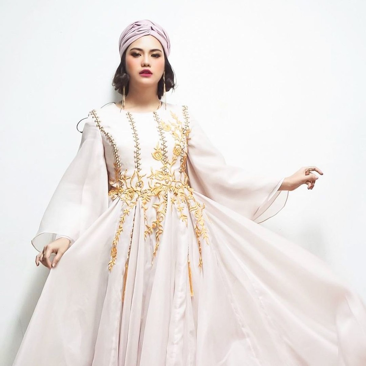 Mytha Lestari geram saat anaknya di bully oleh netizen karena memiliki hidung pesek&period; Yuk kita intip potret Mytha&excl;