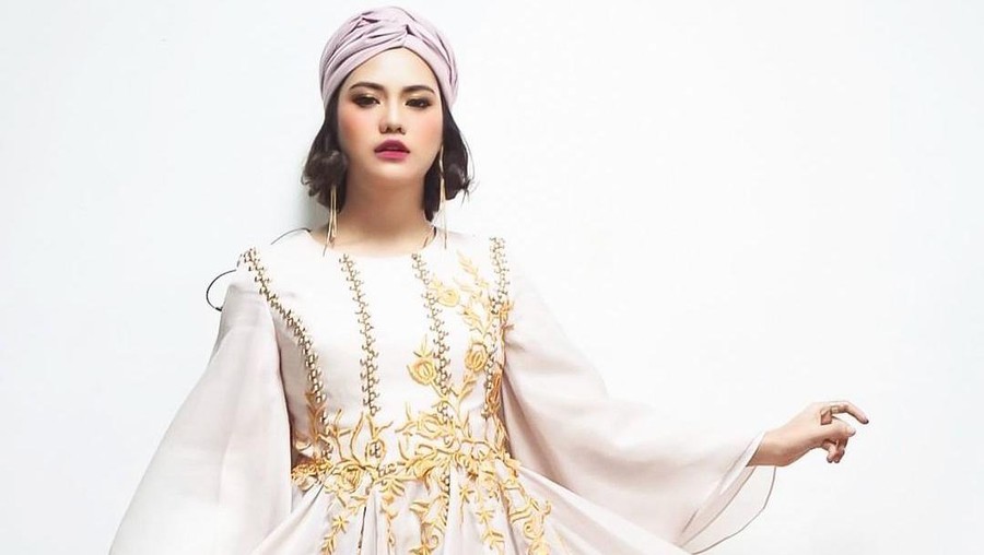 Mytha Lestari Mytha Lestari geram saat anaknya di bully oleh netizen karena memiliki hidung pesek. Yuk kita intip potret Mytha!