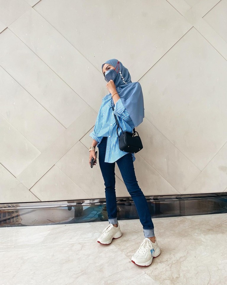 Tubuh kurus Olla Ramlan saat ziarah ke makam ayahnya menjadi sorotan. Yuk kita intip penampakannya!