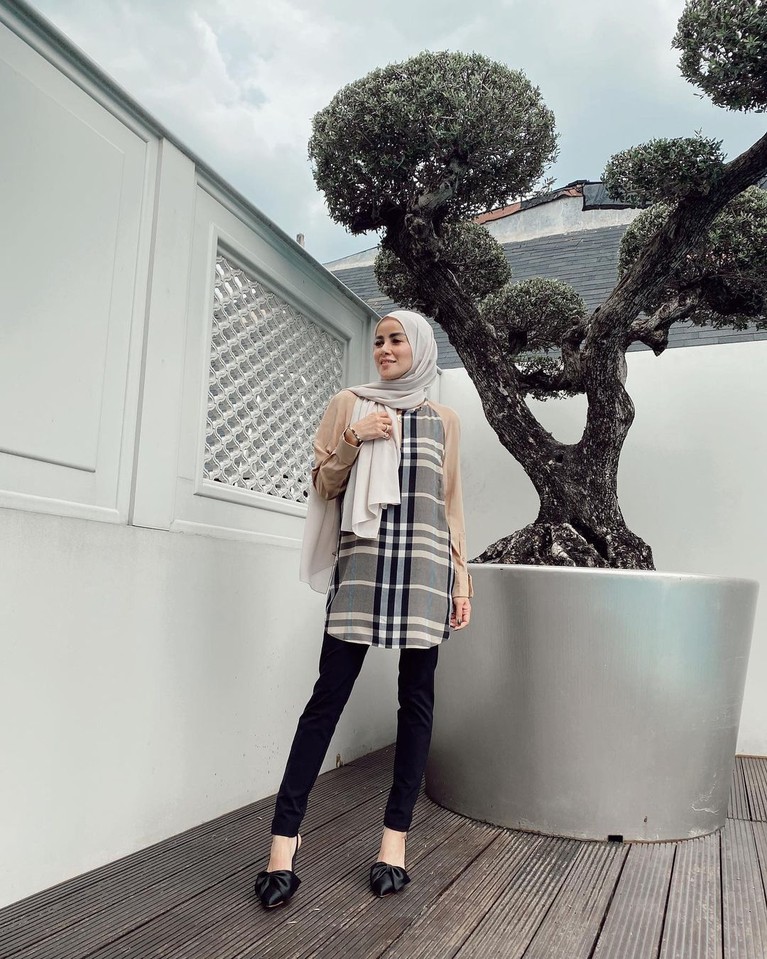 Tubuh kurus Olla Ramlan saat ziarah ke makam ayahnya menjadi sorotan. Yuk kita intip penampakannya!