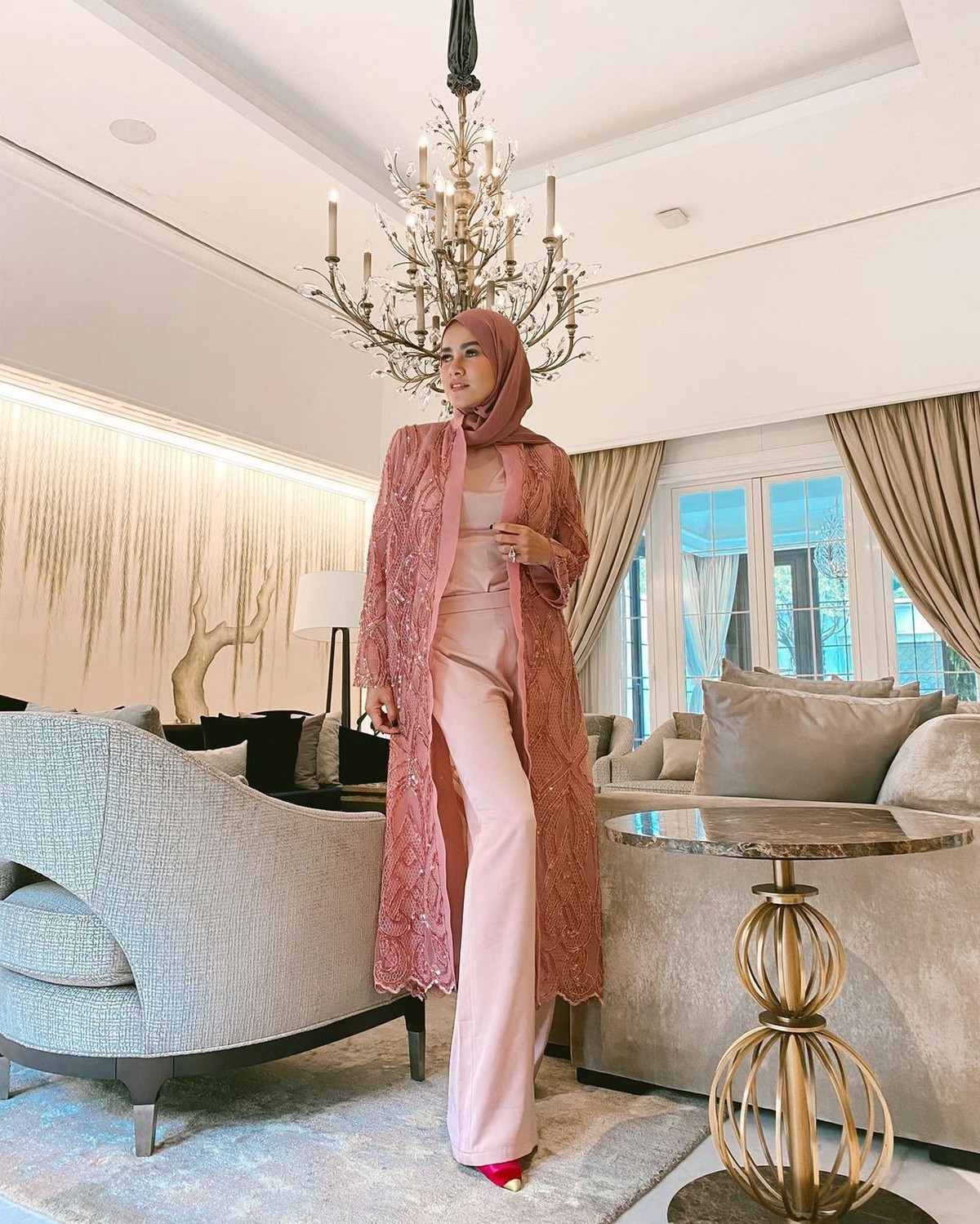 Tubuh kurus Olla Ramlan saat ziarah ke makam ayahnya menjadi sorotan&period; Yuk kita intip penampakannya&excl;