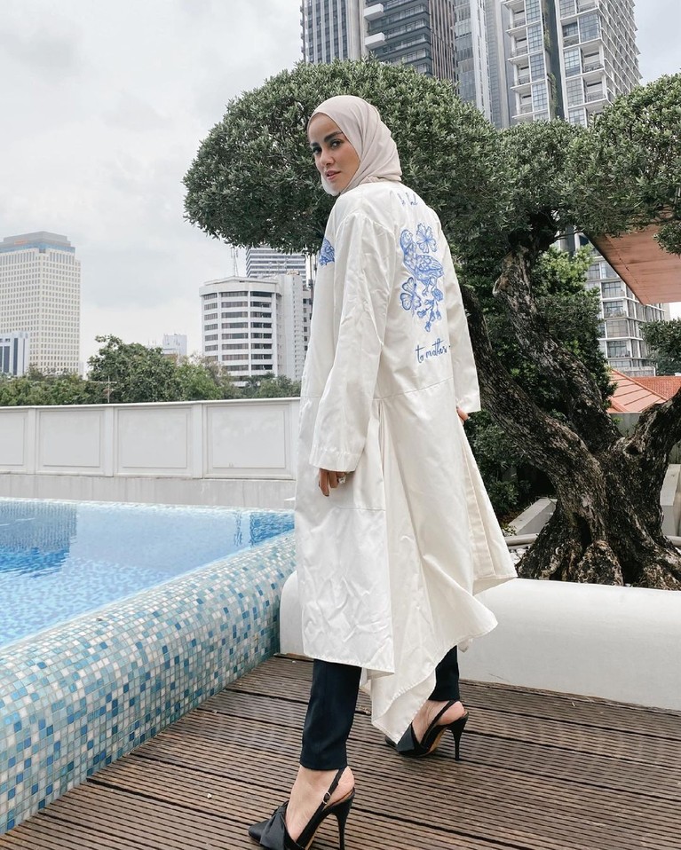 Tubuh kurus Olla Ramlan saat ziarah ke makam ayahnya menjadi sorotan. Yuk kita intip penampakannya!