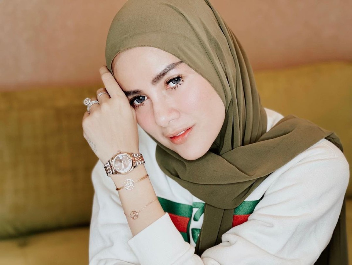 Tubuh kurus Olla Ramlan saat ziarah ke makam ayahnya menjadi sorotan&period; Yuk kita intip penampakannya&excl;