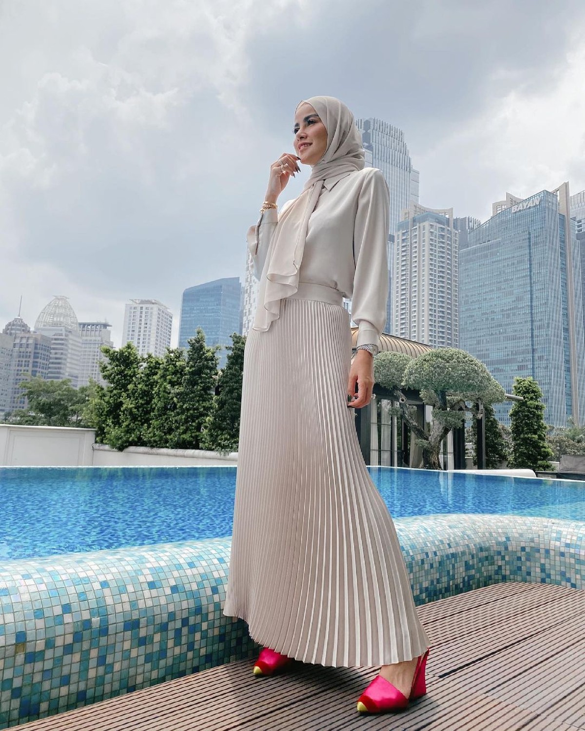 Tubuh kurus Olla Ramlan saat ziarah ke makam ayahnya menjadi sorotan&period; Yuk kita intip penampakannya&excl;