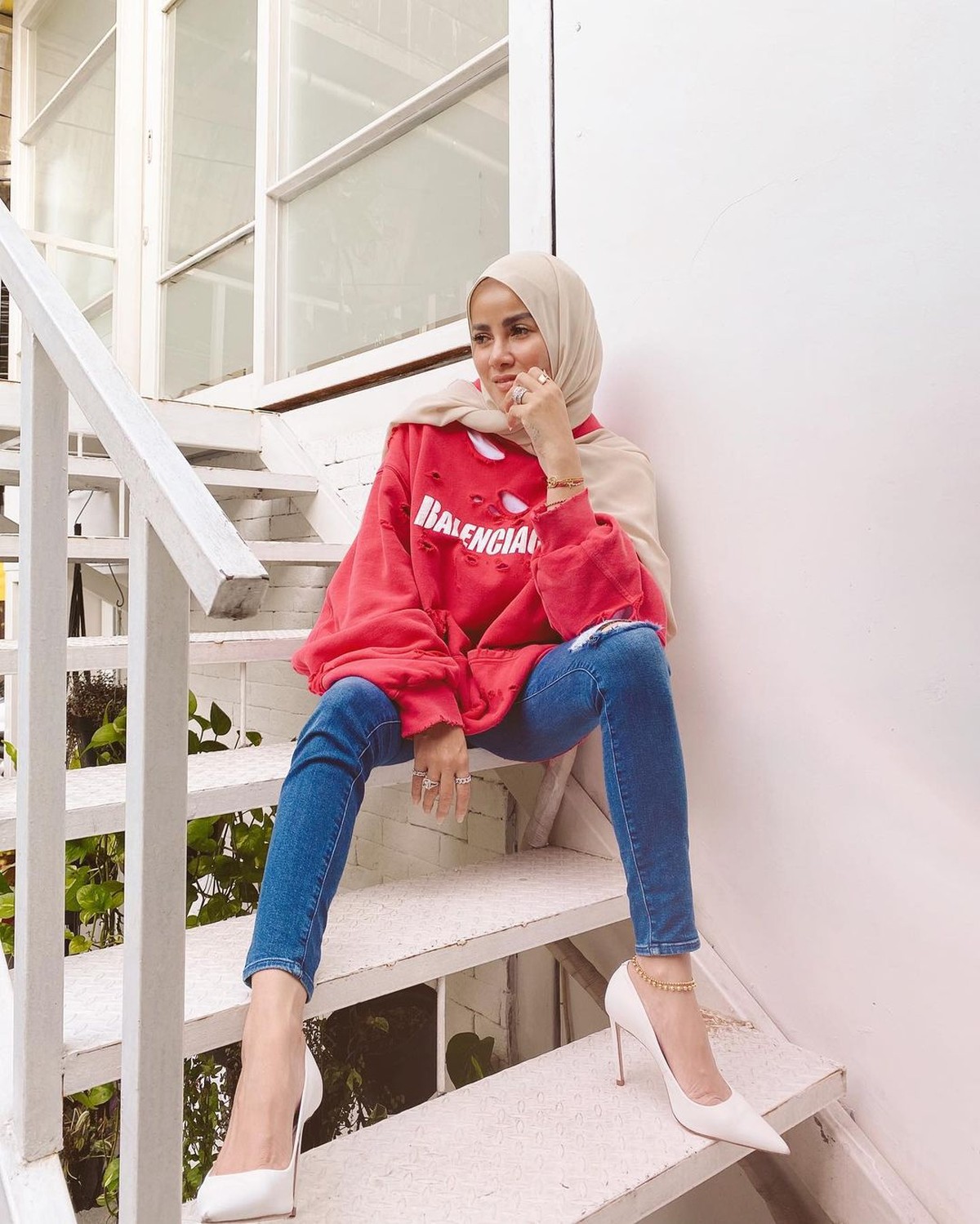 Tubuh kurus Olla Ramlan saat ziarah ke makam ayahnya menjadi sorotan&period; Yuk kita intip penampakannya&excl;