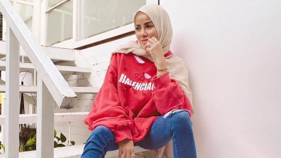 Tubuh kurus Olla Ramlan saat ziarah ke makam ayahnya menjadi sorotan. Yuk kita intip penampakannya!