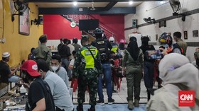 Lima Pria Diduga Mabuk Tantang Petugas Saat Razia Prokes