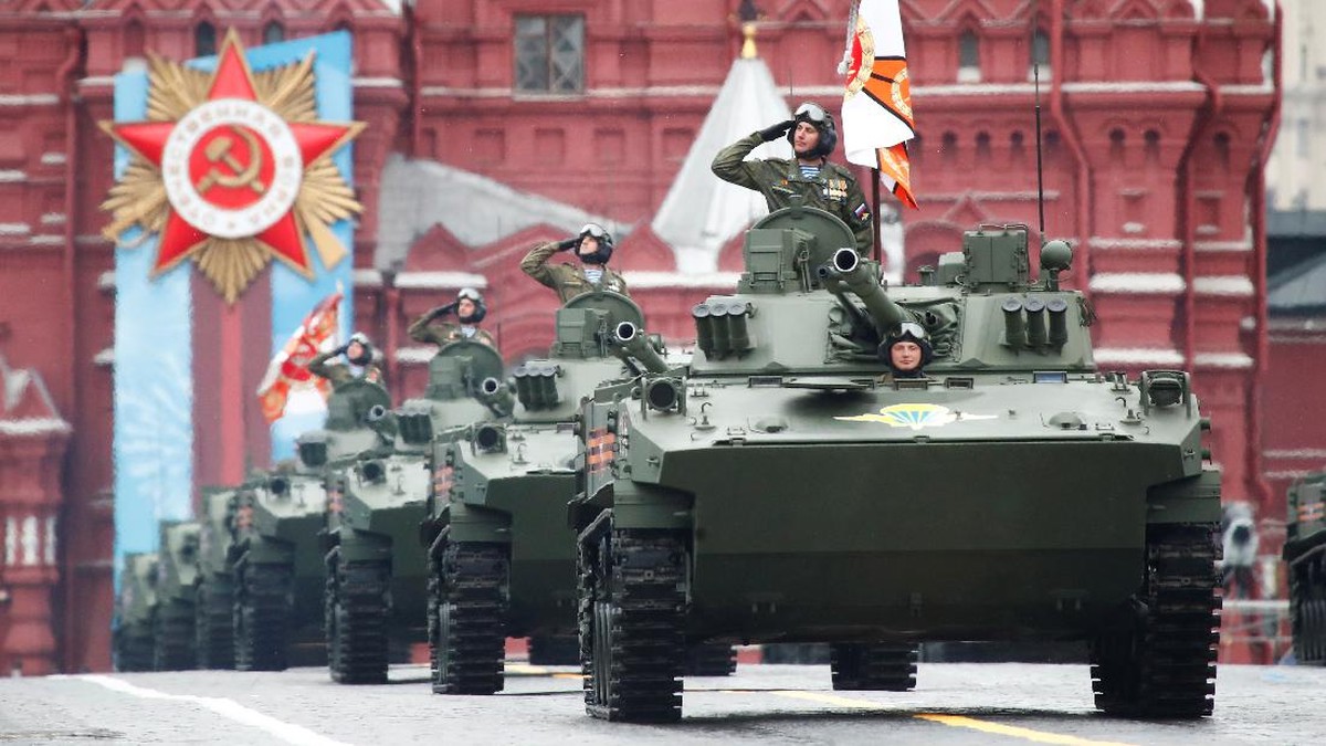 FOTO: Militer Rusia Unjuk Gigi di Parade Hari Kemenangan
