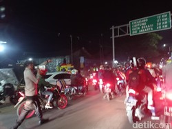 Tak Terima Dihalau Saat ke Karawang, Pemudik Blokade Jalan Arah Bekasi