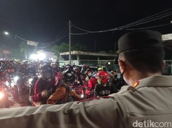 Tak Mau Putar Balik, Pemudik Bunyikan Klakson di Penyekatan Karawang-Bekasi