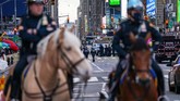 FOTO: Siaga usai Penembakan Times Square New York Sebanyak tiga orang terluka dalam penembakan di kawasan Times Square, Kota New York, Amerika Serikat.