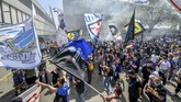 FOTO: Kemeriahan Pesta Juara Serie A Inter Milan Ribuan suporter Inter Milan hadir dalam perayaan juara Serie A di Stadion Giuseppe Meazza, Sabtu (8/5).