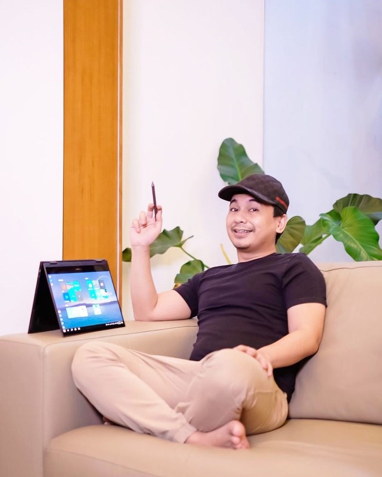 Raditya Dika Putri Raditya Dika, Alinea Ava Nasution berulang tahun yang ke-2. Raditya memberikan kado berupa saham. Yuk kita intip potretnya!