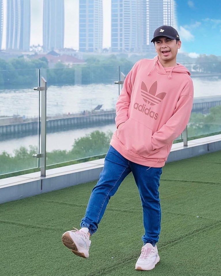 Raditya Dika Putri Raditya Dika, Alinea Ava Nasution berulang tahun yang ke-2. Raditya memberikan kado berupa saham. Yuk kita intip potretnya!